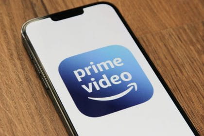 Auf einem Handy Display ist die Amazon Prime Video App zu sehen, daneben ist die Netflix App