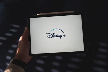 iPad auf dem Disney+spielt