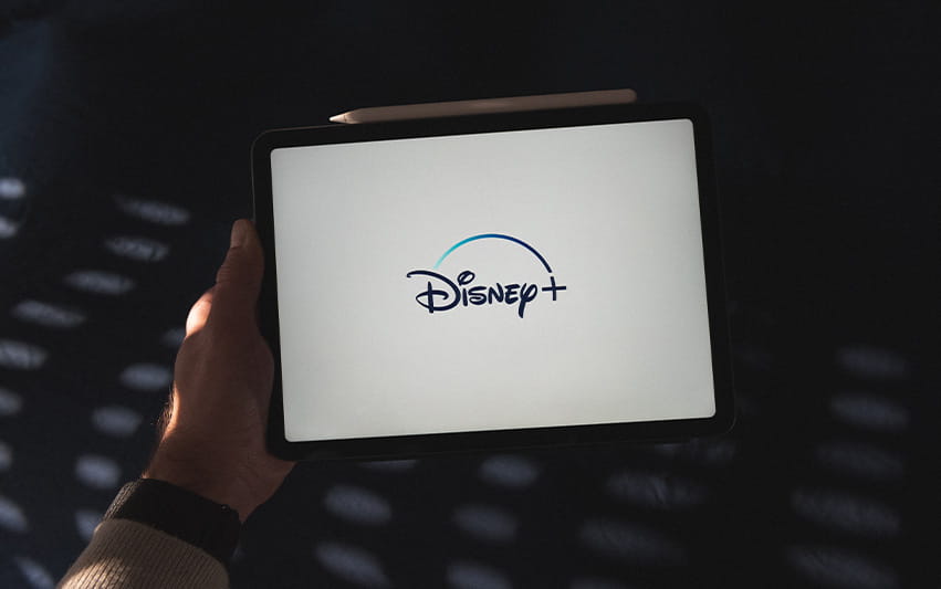 iPad auf dem Disney+spielt