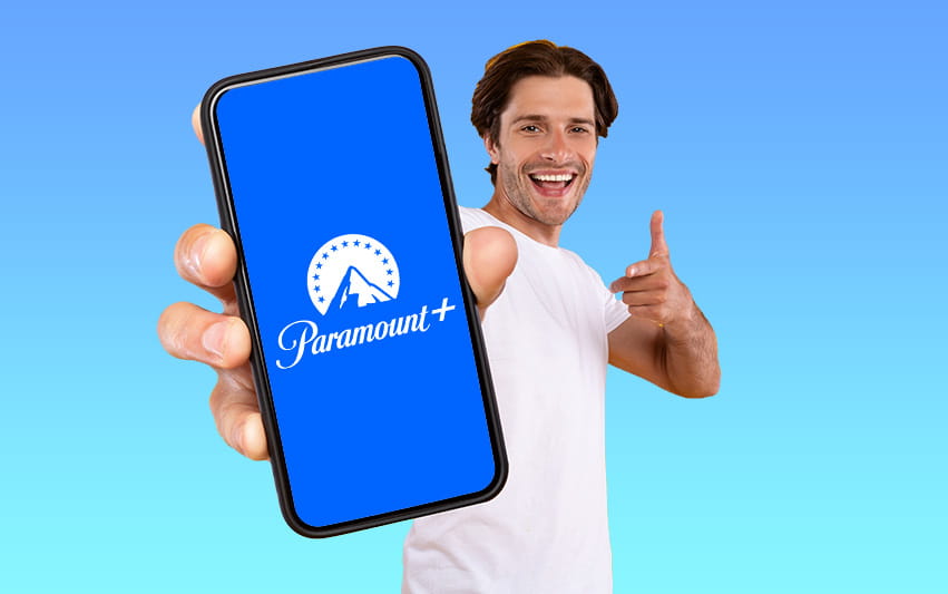 Eine Frau hält ein Handy in die Kamera, auf dem das Paramount Plus Logo zu sehen ist