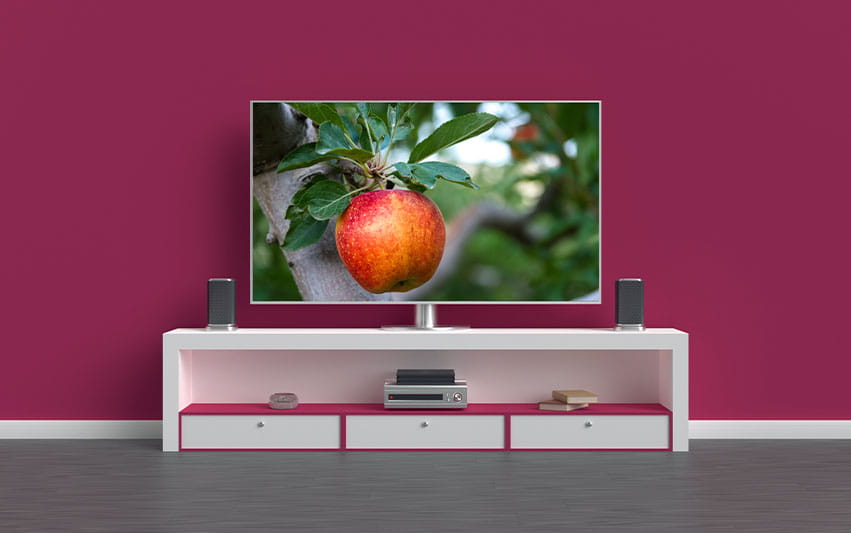 Zu sehen ist ein TV Bildschirm, auf dem ein grüner Apfel zu sehen ist