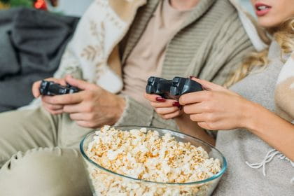 Zwei Menschen mit Popcorn sind zu sehen