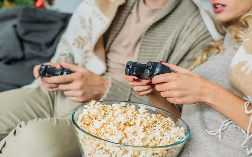 Zwei Menschen mit Popcorn sind zu sehen