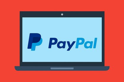 paypal logo auf einem laptop