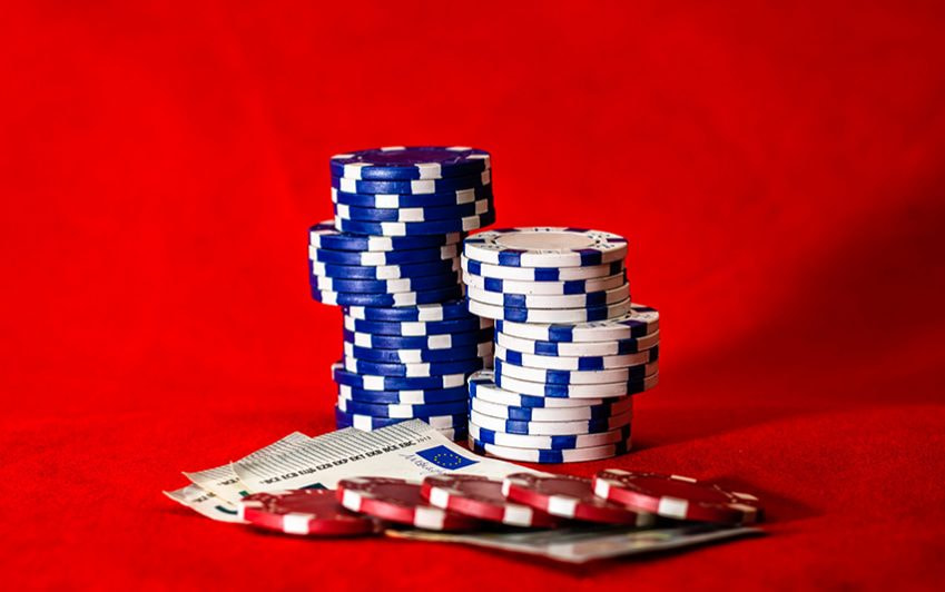 Zu sehen sind Poker Spielsteine 